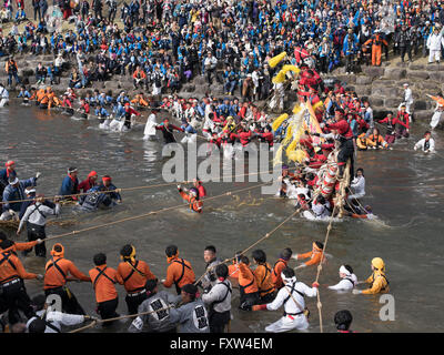 - Onbashira Suwa Taisha Kamisha Kawagoshi hommes, faites glisser le tronc des arbres de l'autre côté de la rivière. Festival Shinto de reconduction à Nagano. Banque D'Images