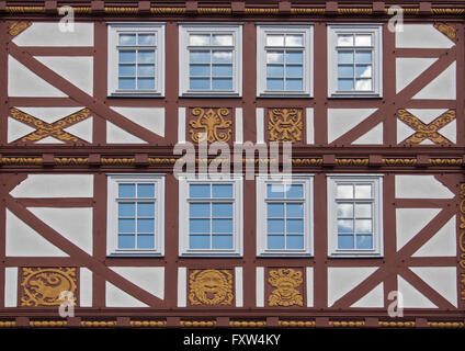 Maison ancienne avec des ornements de façade dans le musée de plein air Waltraud, Neu Anspach, Allemagne Banque D'Images