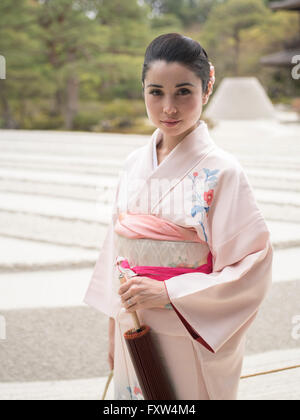 Kimono japonais femme portant sur le jardin de sable de Ginkaku-ji, un temple Zen à Kyoto, au Japon. Banque D'Images