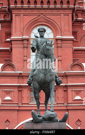 Statue équestre du Maréchal Joukov en face de l'état du Musée historique de Moscou, Russie Banque D'Images