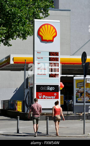 Tankstelle Shell, Martin-Luther-Strasse, Schöneberg, Berlin, Deutschland Banque D'Images