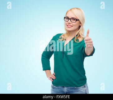 Jeune femme à lunettes showing Thumbs up Banque D'Images