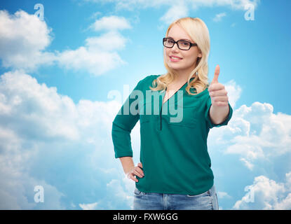 Jeune femme à lunettes showing Thumbs up Banque D'Images