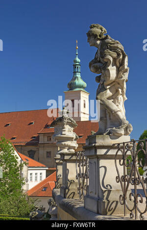 Staues Baroque et célèbre église de Notre Dame de la victoire dans l'arrière-plan. Vue depuis le jardin Vrtbovska (Prague) Banque D'Images