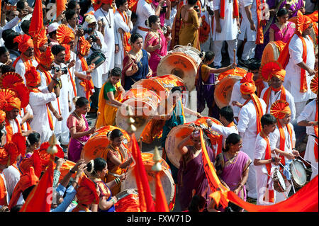 Mesdames, Guddi Padwa Marathi procession du nouvel an Banque D'Images