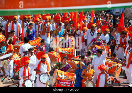 Mesdames, Guddi Padwa Marathi procession du nouvel an Banque D'Images