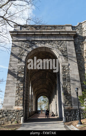 Vue de l'Arcade Billings de la South de Fort Tryon Park, New York City, une grande arcade construit du Maine granit. Banque D'Images