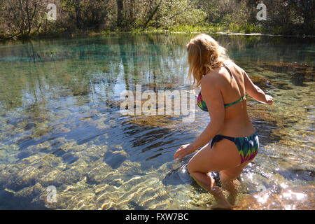 Baignade au printemps, tête Ichetucknee Ichetucknee Springs State Park, en Floride. Banque D'Images