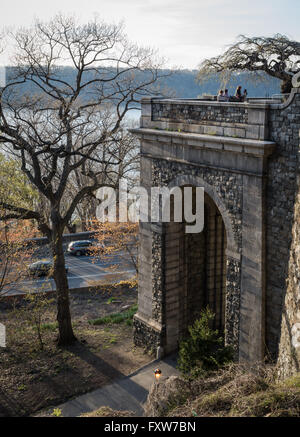 Vue de l'Arcade Billings de la South de Fort Tryon Park, New York City, une grande arcade construit du Maine granit. Banque D'Images