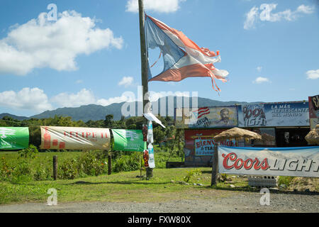 Drapeau en lambeaux usés et à Porto Rico. ar un road side bar. Banque D'Images