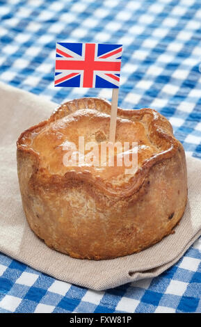 Pork pie traditionnelle britannique et l'Union jack flag Banque D'Images