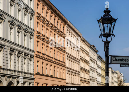 Façades de maisons anciennes à Chamisso Square dans Kreuzberg, Berlin Banque D'Images