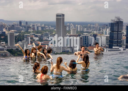 Marina Bay Sands , piscine à débordement, terrasse de toit, Autoportraits, les touristes asiatiques, Marina Bay, Singapour, Singapour, Asie Southest, Banque D'Images