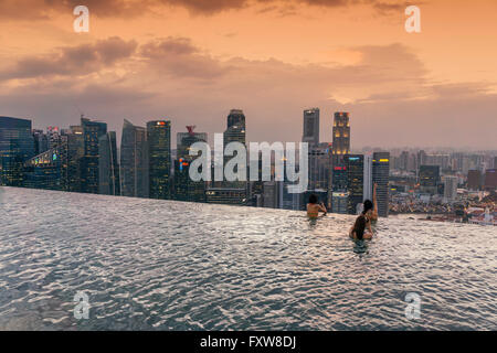 Marina Bay Sands , piscine à débordement, terrasse de toit, Coucher de soleil, d'horizon, les touristes asiatiques, Marina Bay, Singapour, Singapour, Asie Southest, Banque D'Images