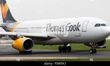 Thomas Cook Airlines avion Airbus A330-243 G-TCXB le roulage à l'Aéroport International de Manchester en Angleterre Royaume-Uni UK Banque D'Images