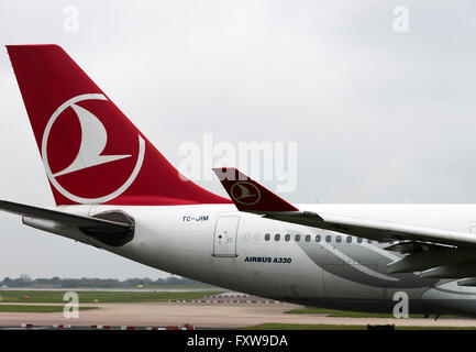 Turkish Airlines Airbus A330-203 TC-avion de Jim le roulage à l'Aéroport International de Manchester en Angleterre Royaume-Uni UK Banque D'Images