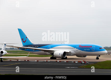 Thomson Airways Compagnie aérienne avion de Boeing 787-8 G-TUIE Roulement au départ à l'Aéroport International de Manchester England UK Banque D'Images
