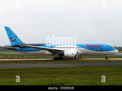 Thomson Airways Compagnie aérienne avion de Boeing 787-8 G-TUIE Roulement au départ à l'Aéroport International de Manchester England UK Banque D'Images
