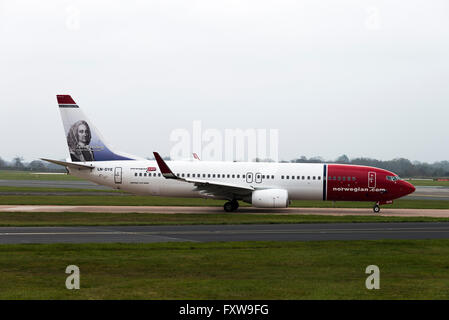 Norwegian Air Shuttle Boeing 737-8JP(W) Avion de LN-DYE roulage à l'Aéroport International de Manchester en Angleterre Royaume-Uni UK Banque D'Images