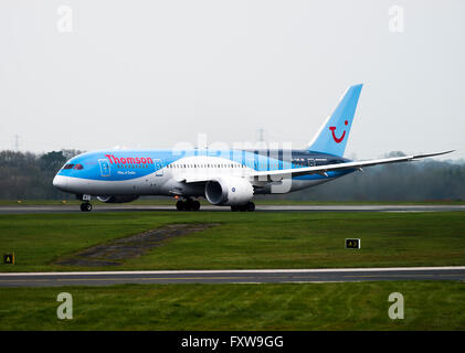 Thomson Airways Compagnie aérienne avion de Boeing 787-8 G-TUIE qui décolle de l'Aéroport International de Manchester England UK Banque D'Images