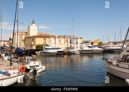 Saint François d'assise en arrière-plan, et un port, Port Grimaud, CÔTE D'Azur, France Banque D'Images