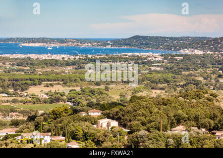 Vue sur golfe de Saint Tropez et Grimaud village de Grimaud, château, Grimaud, CÔTE D'Azur, France Banque D'Images