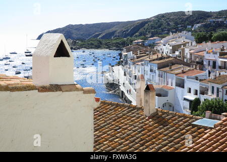 Une vue de joli blanc, de Cadaqués, sur la péninsule du Cap de Creus, en Catalogne, sur la Costa Brava, Espagne, Europe Banque D'Images