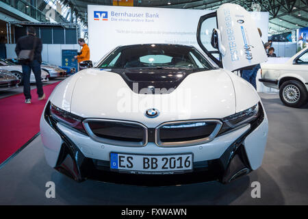 STUTTGART, ALLEMAGNE - le 17 mars 2016 : Plug-in hybride de voiture de sport BMW i8. Plus grand d'Europe Exposition de voitures classiques 'RETRO' classiques Banque D'Images