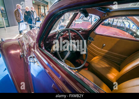 Cabine de grande voiture familiale Peugeot 402 E, 1939 Legere. Banque D'Images