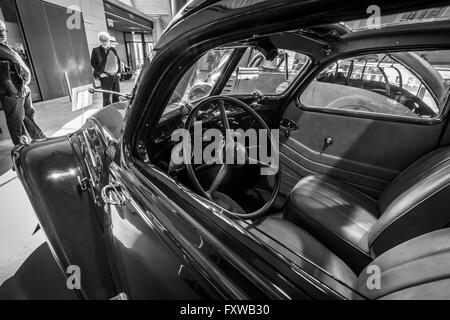 Cabine de grande voiture familiale Peugeot 402 E, 1939 Legere. Banque D'Images