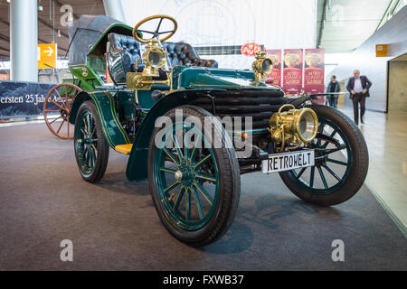 STUTTGART, ALLEMAGNE - le 17 mars 2016 : Vintage car Wolseley, 1904. Plus grand d'Europe Exposition de voitures classiques 'RETRO' classiques Banque D'Images