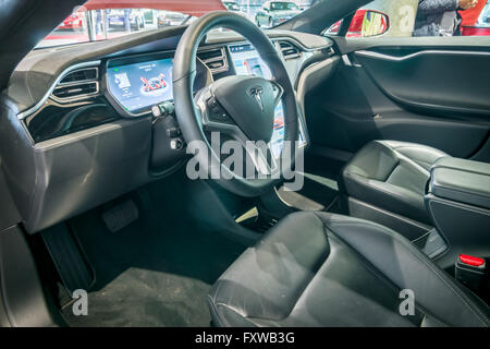 Cabine de luxe pleine grandeur voiture Tesla Model S TI 90D, 2015. Banque D'Images