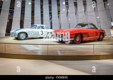 Voiture de course Mercedes-Benz 300 SL (W194) et la voiture de sport de Mercedes-Benz 300 SL Roadster (W198). Banque D'Images