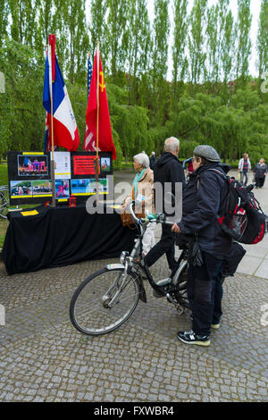 BERLIN - Mai 08, 2015 : le jour de la Victoire en Europe. Parc de Treptow. Le stand d'information sur l'événement mémorable. Banque D'Images