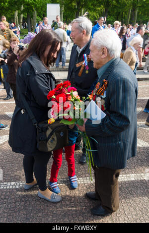 BERLIN - 09 MAI 2015 : Fête de la Victoire au parc de Treptow. Jeune femme félicite les anciens combattants de la Grande guerre patriotique. Banque D'Images