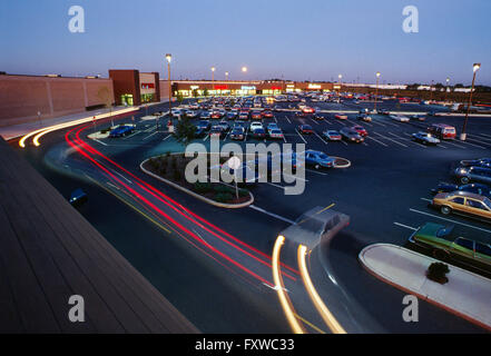 Vue aérienne de la bande de grand shopping mall et parc de stationnement du crépuscule ; le centre du New Jersey, USA Banque D'Images