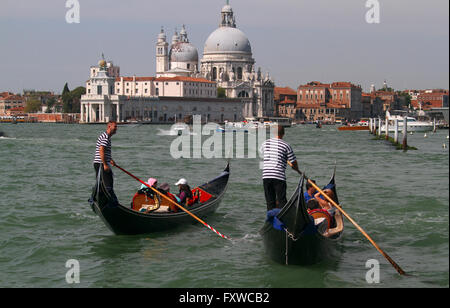 Gondoles et Basilica di Santa Maria della Salute GRAND CANAL Venise ITALIE 02 Août 2014 Banque D'Images