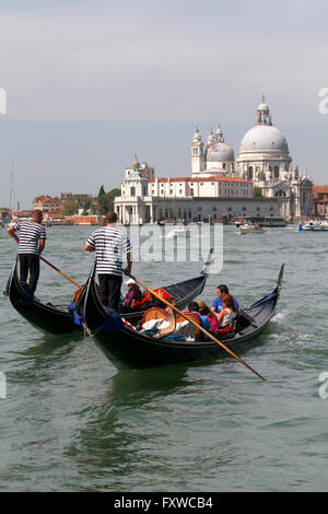 Gondoles et Basilica di Santa Maria della Salute GRAND CANAL Venise ITALIE 02 Août 2014 Banque D'Images