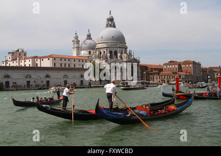 Gondoles et Basilica di Santa Maria della Salute GRAND CANAL Venise ITALIE 02 Août 2014 Banque D'Images