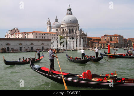 Gondoles et Basilica di Santa Maria della Salute GRAND CANAL Venise ITALIE 02 Août 2014 Banque D'Images