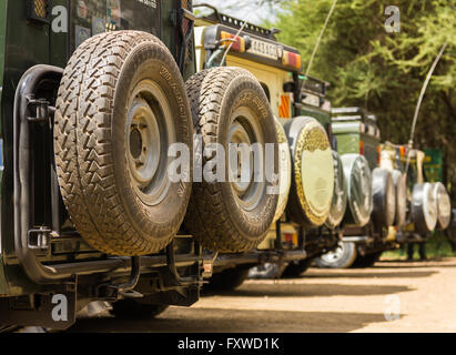 Parking véhicules de safari à l'entrée principale, parc national de Tarangire, Tanzanie Banque D'Images