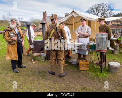 Beamish Open Air Museum, World War 1 chevaux à la fin de la semaine La Guerre des troupes à une cuisine de campagne desservant stew Banque D'Images