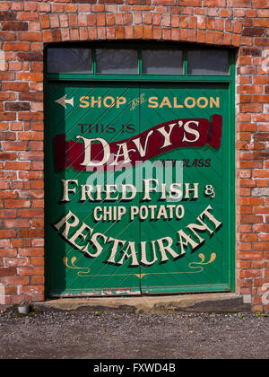 Le musée en plein air Beamish, signe pour Davy's Fish and Chip Shop café restaurant Banque D'Images