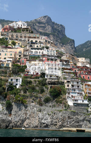 Maisons et hôtels s'accrochent à la falaise ressemble dangereusement à belle Positano sur la côte amalfitaine en Italie. Banque D'Images