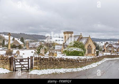 Avril 2016, la neige dans le village de Cotswold Snowshill, Glouestershire, England, UK Banque D'Images