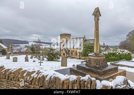 Avril 2016, la neige dans le village de Cotswold Snowshill, Glouestershire, England, UK Banque D'Images