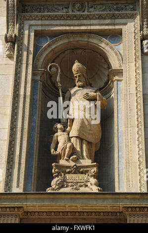 Statue de St Augustin à St Stephen's Basilica, Budapest, Hongrie (Basilique de St Stephen) Banque D'Images