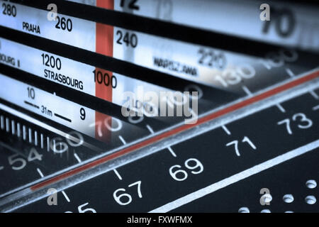 Anciennes radios fréquences tuners montage en monochrome Banque D'Images