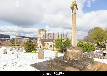 Avril 2016, la neige dans le village de Cotswold Snowshill, Glouestershire, England, UK Banque D'Images