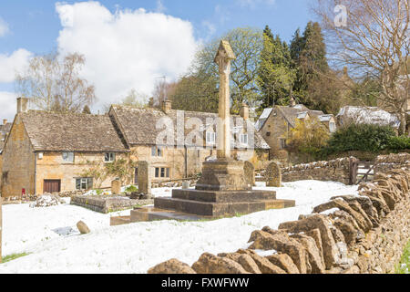 Avril 2016, la neige dans le village de Cotswold Snowshill, Glouestershire, England, UK Banque D'Images